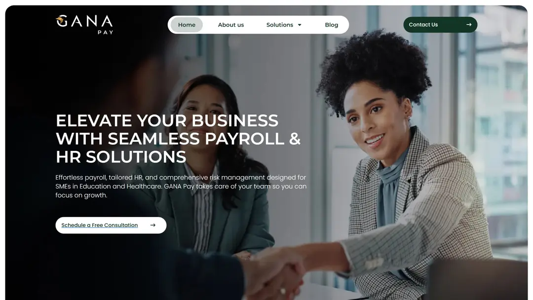 Primera pantalla de la home de GANA Pay en desktop, sobre una foto oscurecida de dos personas dándose la mano: menú en píldora con Home, About us, Solutions y Blog, botón "Contact Us" aparte; titular en mayúsculas "Elevate your business with seamless payroll & HR solutions", un párrafo y un único botón blanco "Schedule a Free Consultation".