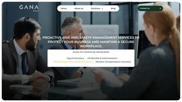 Primera pantalla de la página Risk Management & Safety Programs en desktop: titular en mayúsculas sobre una foto de reunión y una caja blanca con el texto "Access Our Solutions by clicking below" y los enlaces a las cuatro soluciones, con la actual resaltada.