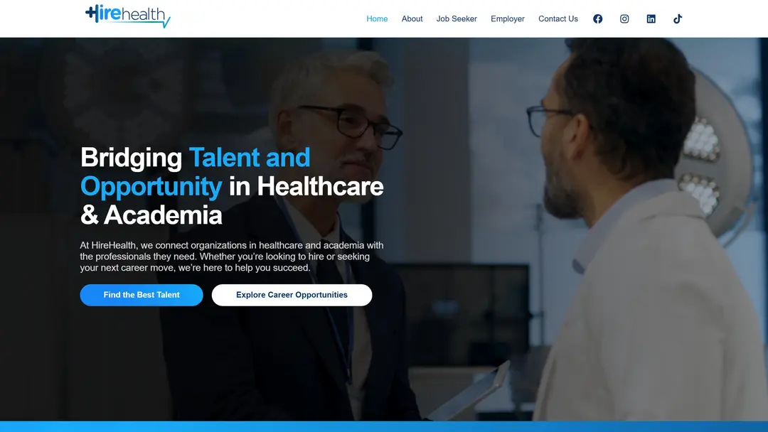 Primera pantalla de la home de HireHealth en desktop, sobre una foto oscurecida de dos hombres conversando en un entorno clínico: logo, menú con Home, About, Job Seeker, Employer y Contact Us e iconos de redes; titular "Bridging Talent and Opportunity in Healthcare & Academia", un párrafo y dos botones, "Find the Best Talent" en azul y "Explore Career Opportunities" en blanco.