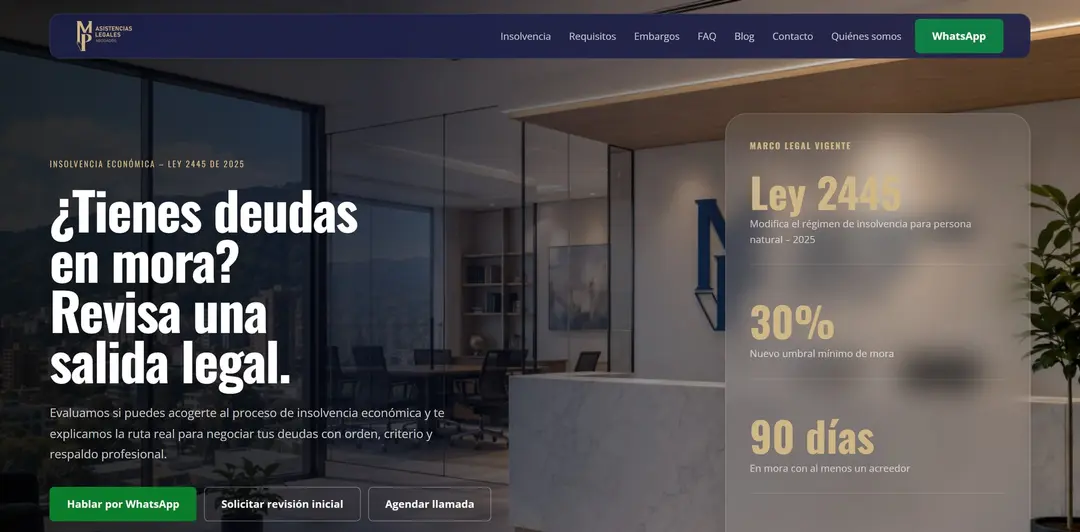 Primera pantalla de la home de MP Asistencias Legales en desktop, sobre la foto de una oficina en penumbra: menú en píldora con siete entradas y un botón verde "WhatsApp"; titular "¿Tienes deudas en mora? Revisa una salida legal.", un párrafo, los botones "Hablar por WhatsApp", "Solicitar revisión inicial" y "Agendar llamada". A la derecha, un panel "Marco legal vigente" con la ley y las condiciones del marco legal: umbral de mora, días de mora y número de acreedores.