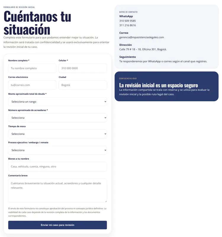 Formulario "Cuéntanos tu situación" de la página de contacto en desktop: nombre y celular obligatorios, correo y ciudad; selectores de monto de deuda por rangos, número de acreedores, tiempo de mora y proceso ejecutivo, embargo o remate; bienes a tu nombre, comentario breve, un aviso legal y el botón "Enviar mi caso para revisión". A la derecha, los datos de contacto de la firma y una tarjeta azul "La revisión inicial es un espacio seguro".