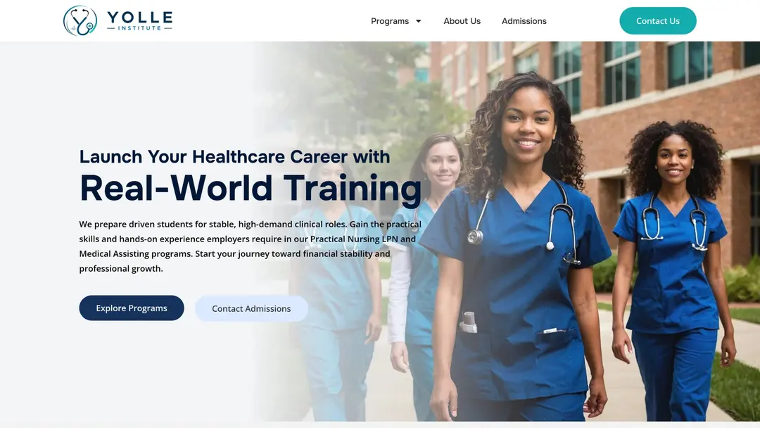 Primera pantalla de la home de Yolle Institute en desktop: titular "Launch Your Healthcare Career with Real-World Training", párrafo, botones "Explore Programs" y "Contact Admissions", y una foto de tres estudiantes con uniforme clínico.